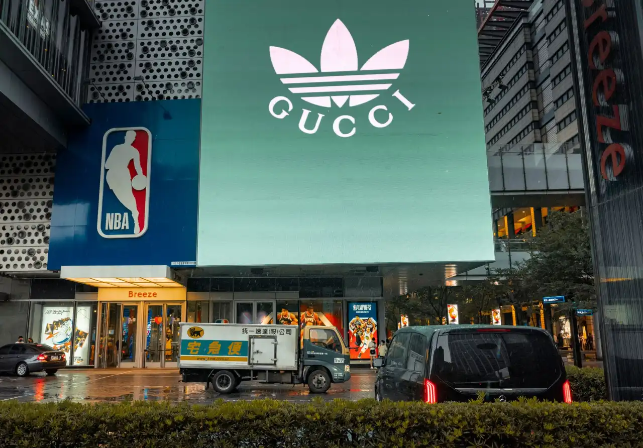 船用雷达与电子海图协同应用提升复杂航道航行安全的技术解析
